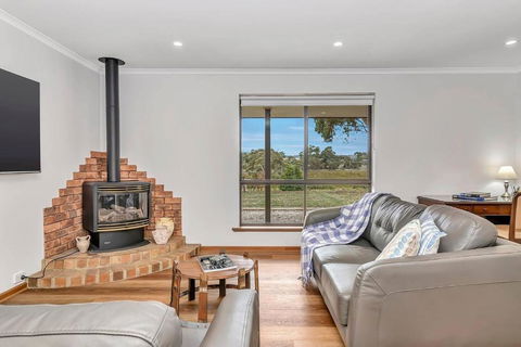 Picturesque Vineyard Farmhouse Nestled On 40-Acres - Hobart Tourism 1