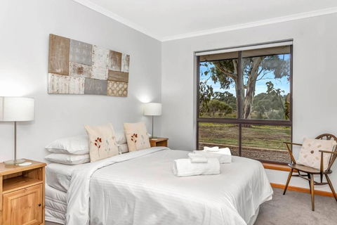 Picturesque Vineyard Farmhouse Nestled On 40-Acres - Hobart Tourism 2