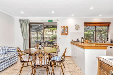 Picturesque Vineyard Farmhouse Nestled On 40-Acres - Hobart Tourism 3