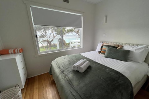 PIPI SHACK - Iconic Waterfront Shack Binalong Bay - Tourism TAS 3