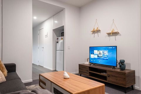 Pleasant &bright 2br2ba Apt Footscray Pool - Tourism TAS 2