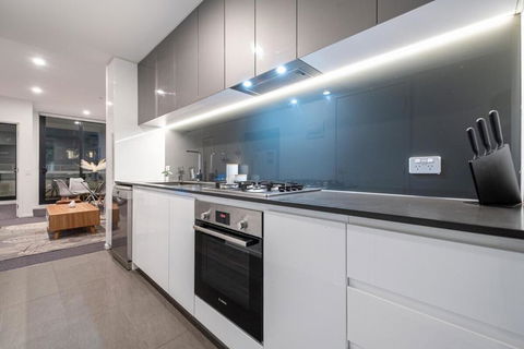 Pleasant &bright 2br2ba Apt Footscray Pool - Tourism TAS 3