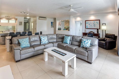 POINCIANA 101 HAMILTON ISLAND CENTRALLY LOCATED 3 BEDROOM, Plus BUGGY!! - Tourism TAS 2