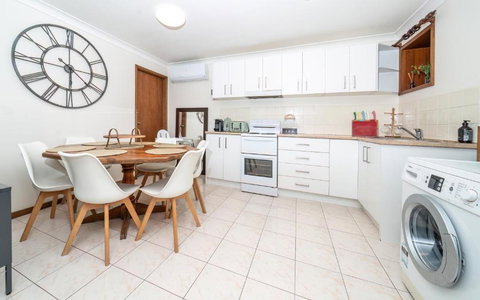 Point Clare - Relax And Unwind - Greenery & Birdsongs - Tourism TAS 3