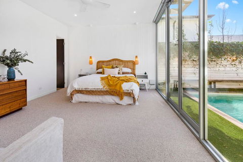 Poolside Paradise Mount Eliza - Hobart Tourism 3