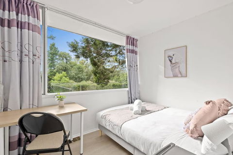 Quaint Queen Room - Central Location At Pymble - Shared Bathroom - Tourism TAS 0