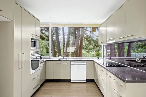 Quaint Queen Room - Central Location At Pymble - Shared Bathroom - Tourism TAS 2