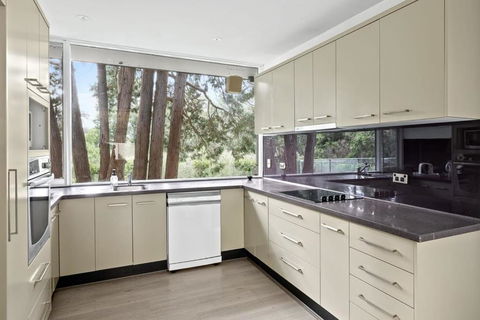 Quaint Queen Room - Central Location At Pymble - Shared Bathroom - Tourism TAS 3