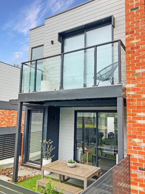 Private Room & Ensuite, In Shared Modern 2 Level Apartment - Full Use Of All Facilities - Hobart Tourism 1