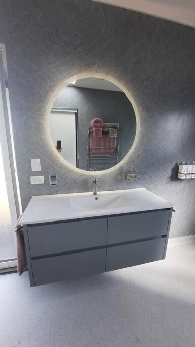 Private Getaway Close To Clifton Beach - Hobart Tourism 3