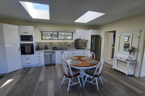 Private Getaway Close To Clifton Beach - Hobart Tourism 2