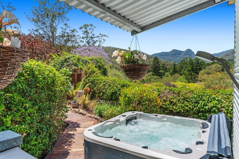 Private Luxury In The Mountains With Running Creek - Hobart Tourism 2