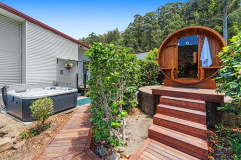 Private Luxury In The Mountains With Running Creek - Hobart Tourism 1