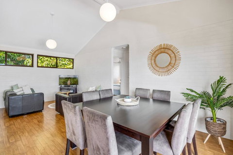 Quaint 2-Bed Beach Abode With Ocean Views - Tourism TAS 1