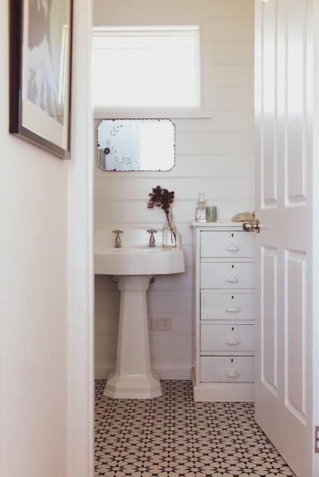 Quaint And Intimate 1-bed Seaside Cottage - Tourism TAS 2