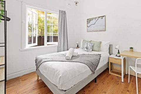 Quaint Double Room - Seconds To Shops & Eateries - Shared Bathroom - Tourism TAS 0