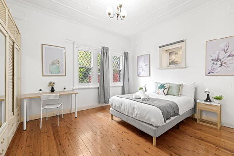Quaint Double Room - Seconds To Shops & Eateries - Shared Bathroom - Tourism TAS 1