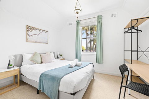 Quaint Double Room - Seconds To Shops & Eateries - Shared Bathroom - Tourism TAS 2