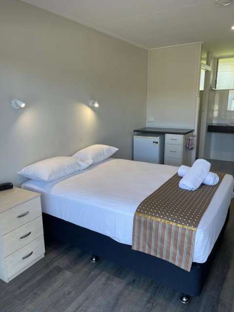 Queens Beach Hotel - Tourism TAS 3
