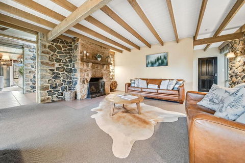Quigtoo Cottage - Beautiful 4BR Stone Cottage L WiFi L Bath L Garden - Tourism TAS 2