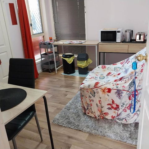 Red Cottage FEMALE ONLY BUDGET STAYS With Bedroom Plus Private Kitchenette Room - Hobart Tourism 1