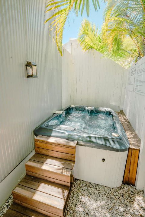 Private Outdoor Spa, Fire Pit, Cinema Room - THE COTTAGE COOLUM BEACH - Hobart Tourism 0