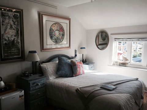 Assemblage Boutique Art B & B - Hobart Tourism 1