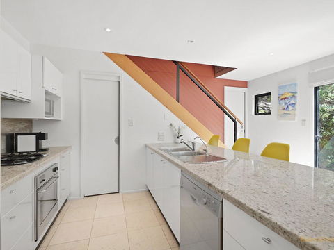 Avoca Beach Living - 84 Avoca Drive, Avoca Beach - Hobart Tourism 3
