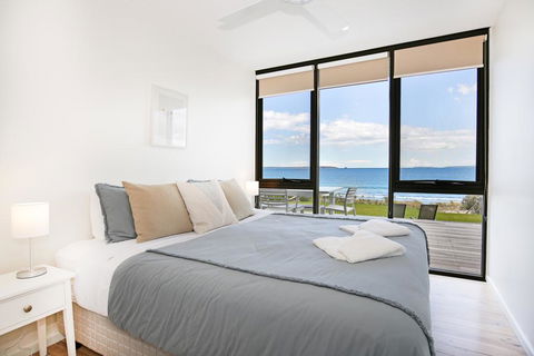 Azure Absolute Beachfront - Pet Friendly - Tourism TAS 3