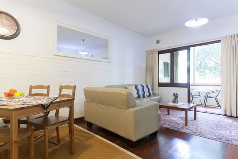 B2 Broadway Abode Close To Swan River, UWA & Hospitals - Hobart Tourism 1