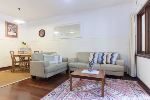 B2 Broadway Abode Close To Swan River, UWA & Hospitals - Hobart Tourism 0