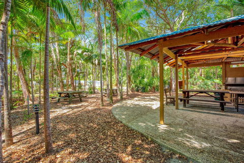 Baden 46 - Rainbow Shores, Walk To Beach, Top Floor, Air Conditioned Unit, Pools - Hobart Tourism 1