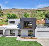 Balcony to Bogong - modern house ten minute stroll to town - Tourism TAS