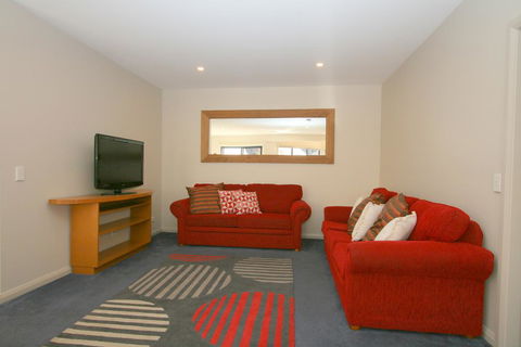 Banjos Way 1/23 Banjo Patterson Crescent - Hobart Tourism 1
