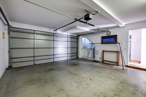 BEACH - BAY - BEE - PET FRIENDLY - Hobart Tourism 1