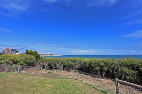 Beach Cottage In The Heart Of Mandurah - Tourism TAS 3