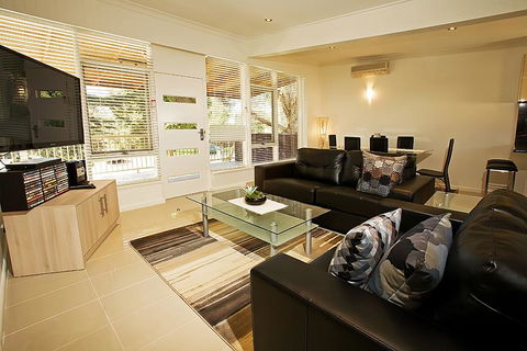 Beach House Apartments - Hobart Tourism 0
