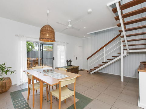 BEACH HOUSE ON PEARL - Hobart Tourism 3