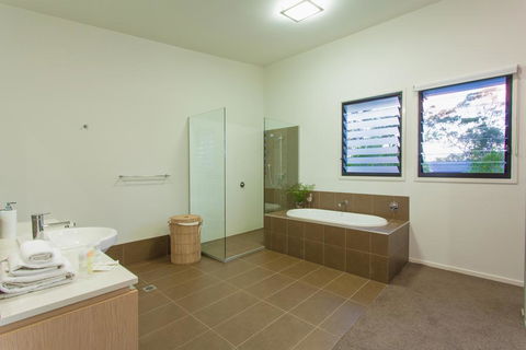 Beach Road Holiday Homes - Hobart Tourism 1