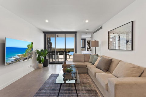 Riverfront 2-Bed With Pool, Sauna, Gym & Views - Tourism TAS 0