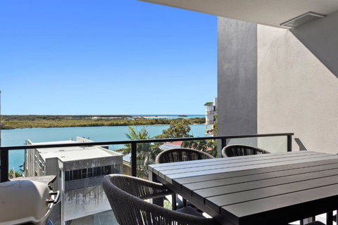 Riverfront 2-Bed With Pool, Sauna, Gym & Views - Tourism TAS 1