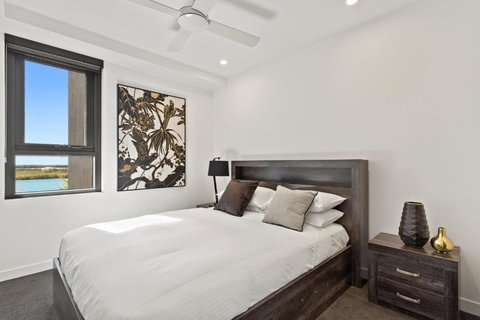 Riverfront 2-Bed With Pool, Sauna, Gym & Views - Tourism TAS 2