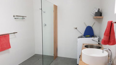 Red Ochre - Large Apartment With Private Courtyard - Hobart Tourism 3