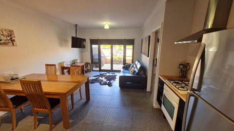 Red Ochre - Large Apartment With Private Courtyard - Hobart Tourism 1