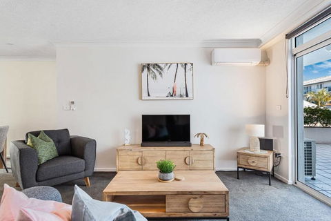 Relaxation Awaits At Runaway Cove - Hobart Tourism 3