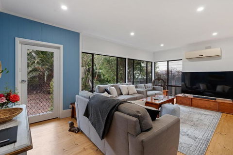 Relaxed Family Beach House - No Linen Included - Tourism TAS 2