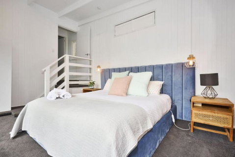 Renovated 5 Bedroom Retreat With Deck Fireplace - Tourism TAS 3