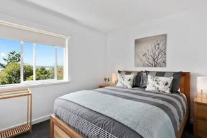 Renovated unit in leafy surrounds close to shops