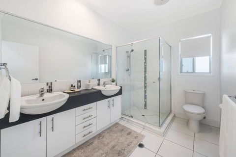 Retreat In The Heart Of Alex - 3BR Sleeps 11, Pool - Hobart Tourism 2