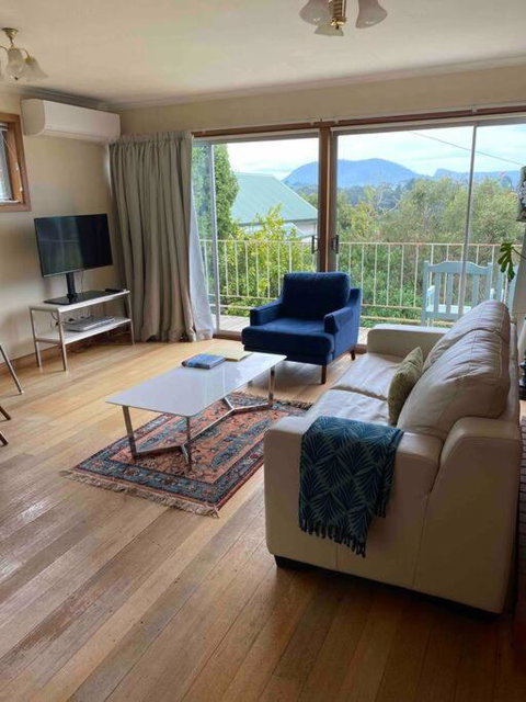 Retro Apartment Cornelian Bay - Water Views - Tourism TAS 1